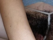 Heiße Frau fingert ihre haarige Muschi. Sexy Muschi mit braunen Haaren, großem Arsch und großen Brüs 12/16