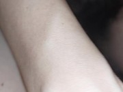 Femme chaude doigte sa chatte poilue. Chatte sexy aux cheveux bruns, gros cul et gros seins 11/16