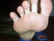 Femme chaude doigte sa chatte poilue. Chatte sexy aux cheveux bruns, gros cul et gros seins 15/16