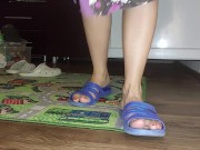 Femme chaude doigte sa chatte poilue. Chatte sexy aux cheveux bruns, gros cul et gros seins 16/16