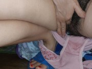 Femme chaude doigte sa chatte poilue. Chatte sexy aux cheveux bruns, gros cul et gros seins 9/16