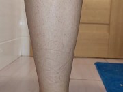 Mulher gostosa toca sua buceta peluda. Buceta gostosa com cabelos castanhos, bunda grande e seios 1/16