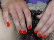 Mulher gostosa toca sua buceta peluda. Buceta gostosa com cabelos castanhos, bunda grande e seios 11/16