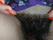 Mulher gostosa toca sua buceta peluda. Buceta gostosa com cabelos castanhos, bunda grande e seios 12/16