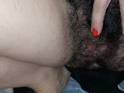 Mulher gostosa toca sua buceta peluda. Buceta gostosa com cabelos castanhos, bunda grande e seios 2/16