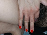 Mulher gostosa toca sua buceta peluda. Buceta gostosa com cabelos castanhos, bunda grande e seios 4/16