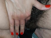 Mulher gostosa toca sua buceta peluda. Buceta gostosa com cabelos castanhos, bunda grande e seios 6/16