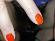 Mulher gostosa toca sua buceta peluda. Buceta gostosa com cabelos castanhos, bunda grande e seios 7/16