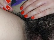 Mulher gostosa toca sua buceta peluda. Buceta gostosa com cabelos castanhos, bunda grande e seios 9/16