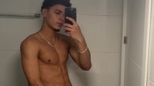 Me masturbo frente al espejo.