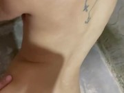 Eu fodo minha meiairmã magrinha  enquanto ela toma banho para ir para a escola +18 16/16