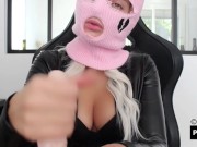 Baby fait une pipe baveuse sur son gode ! 3/16