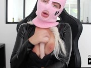 Baby fait une pipe baveuse sur son gode ! 5/16