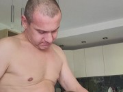 Robiłam śniadanie w sexy bieliźnie a on dorwał mnie i zerrżął na stole 12/16