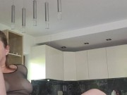 Robiłam śniadanie w sexy bieliźnie a on dorwał mnie i zerrżął na stole 6/16