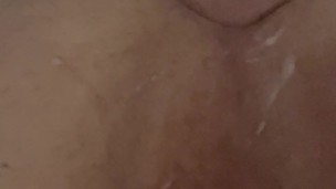 Junge fistet sich selbst mit der faust