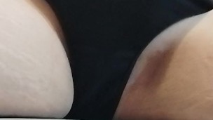 Tocando mi cuerpo en lencería