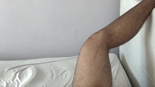 Дрочит на кровати