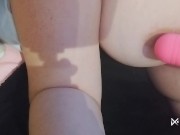 La milf a un orgasme avec des sextoys 10/16