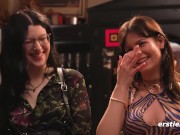 Ersties - Mias lesbische Bar-Sex-Fantasie wird im Rollenspiel Wirklichkeit 13/16