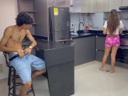 Mi timida hermanastra me sorprende masturbandome en la cocina mientras prepara el desayuno. 1/16