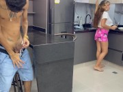 Mi timida hermanastra me sorprende masturbandome en la cocina mientras prepara el desayuno. 2/16