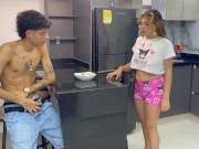 Mi timida hermanastra me sorprende masturbandome en la cocina mientras prepara el desayuno. 3/16