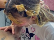 Mi timida hermanastra me sorprende masturbandome en la cocina mientras prepara el desayuno. 6/16