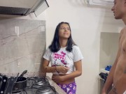 Mi pequeña hermanastra me pide que la folle por primera vez en la cocina y me le venga adentro. 4/16