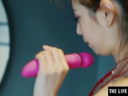 Watch this kinky Asian beauty drink her own hot golden pee 12/16