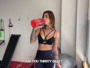 Mi vecina casada sale del gym caliente y me invita  su apartamento a tener sexo duro I COLOMBIANA