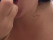 Masturbando minha incrível buceta lisinha e chupando consolo preto 10/16