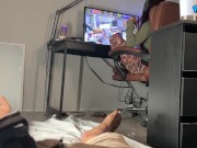 Distraí a visita com meu PC e tive que aliviar meu tesão sem ela ver 2/16