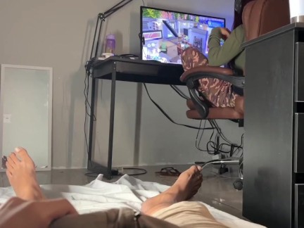 Distraí a visita com meu PC e tive que aliviar meu tesão sem ela ver