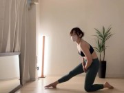 【全裸ヨガシリーズ2】本編無修正！今日のレッスンはゆかろん先生はおまんこにバイブを仕込んでヨガってみたよ♡途中で思わずポーズ取りながら潮吹きしちゃった… 13/16