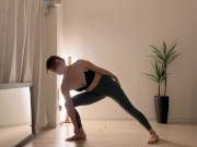 【全裸ヨガシリーズ2】本編無修正！今日のレッスンはゆかろん先生はおまんこにバイブを仕込んでヨガってみたよ♡途中で思わずポーズ取りながら潮吹きしちゃった… 14/16