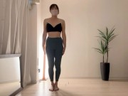 【全裸ヨガシリーズ2】本編無修正！今日のレッスンはゆかろん先生はおまんこにバイブを仕込んでヨガってみたよ♡途中で思わずポーズ取りながら潮吹きしちゃった… 8/16