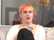 Ersties - Emi bringt sich mit Massageöl in Stimmung und dann mit einem Vibrator zum Höhepunkt 10/16