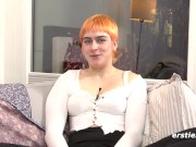 Ersties - Emi bringt sich mit Massageöl in Stimmung und dann mit einem Vibrator zum Höhepunkt 2/16