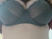 Je me masse mes seins 2/16