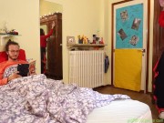 Ragazzo impacciato viene scopato da una strepitosa donna delle pulizie che lo fa sborrare dentro! 2/16