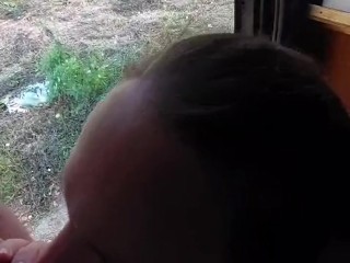 Schlampe bläst an der Bushalte Station