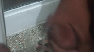 Oso se masturba y acaba frente al espejo