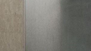 A través del vidrio mis nalgas blancas brillan