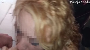 Clienta caliente me hace una mamada en la trastienda y me saca toda la leche.