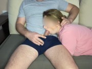 Возбужденный сводный брат трахнул меня в рот,когда я прилегла ему на колени 12/16