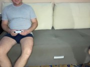 Возбужденный сводный брат трахнул меня в рот,когда я прилегла ему на колени 2/16