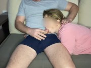 Возбужденный сводный брат трахнул меня в рот,когда я прилегла ему на колени 8/16