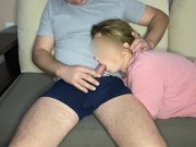 Возбужденный сводный брат трахнул меня в рот,когда я прилегла ему на колени 9/16