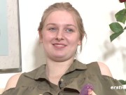 Ersties - Ginny erreicht einen beglückenden Höhepunkt mit einem riesigen Doppeldildo 13/16